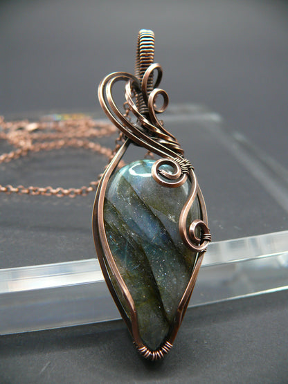 Antique style labradorite gemstone pendant