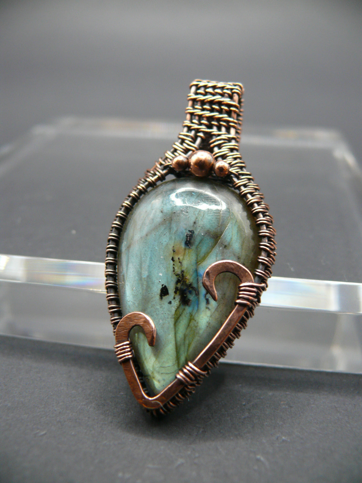 Antique style labradorite gemstone pendant