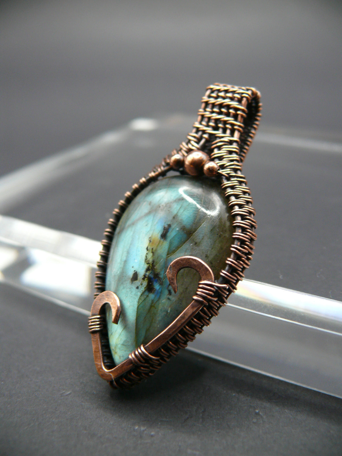 Antique style labradorite gemstone pendant