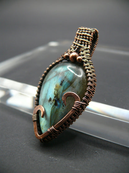 Antique style labradorite gemstone pendant