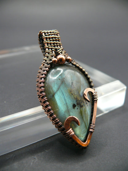 Antique style labradorite gemstone pendant