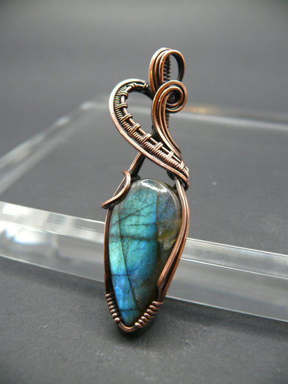 Antique style labradorite gemstone pendant