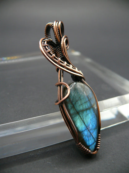 Antique style labradorite gemstone pendant