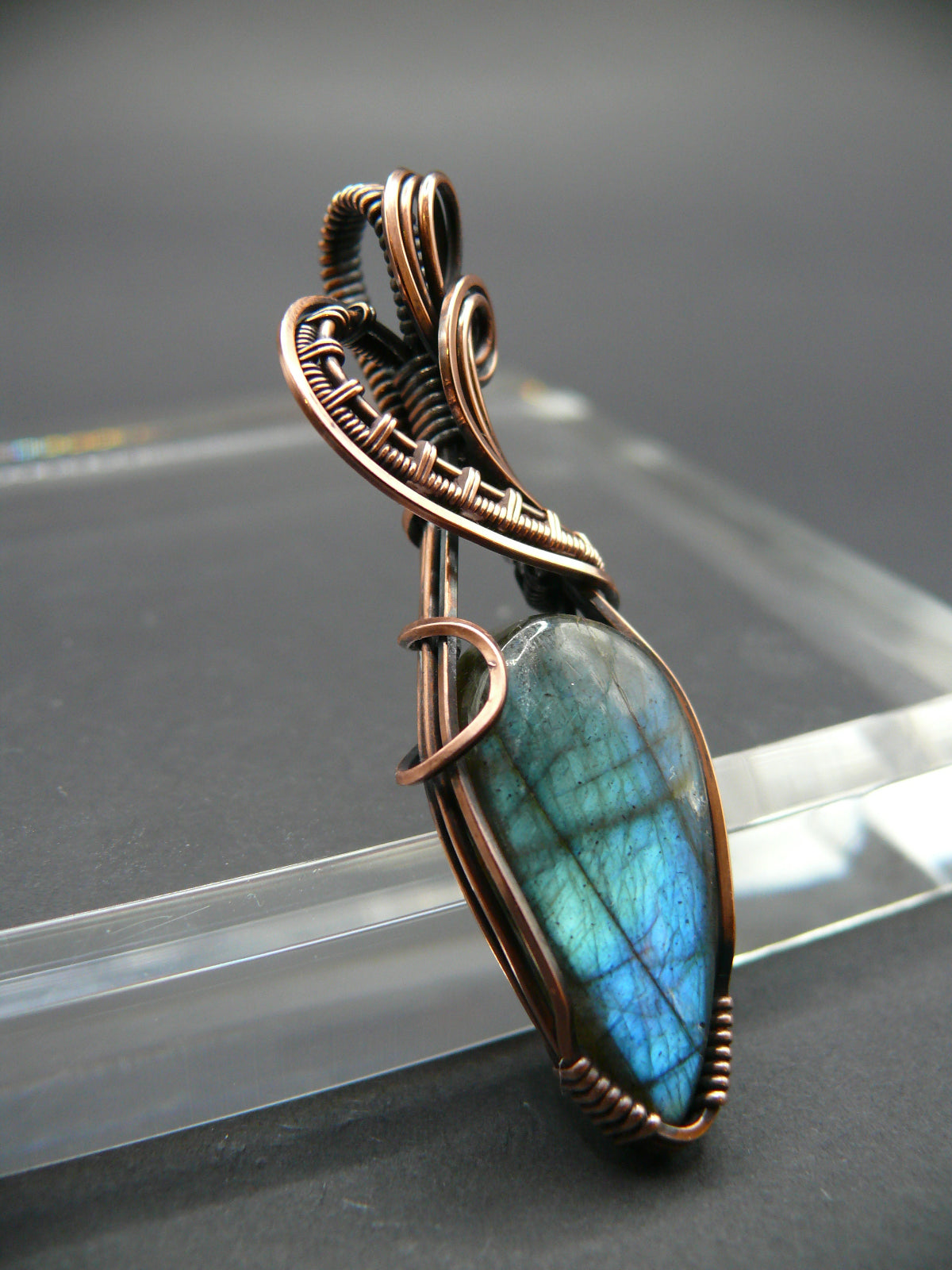 Antique style labradorite gemstone pendant