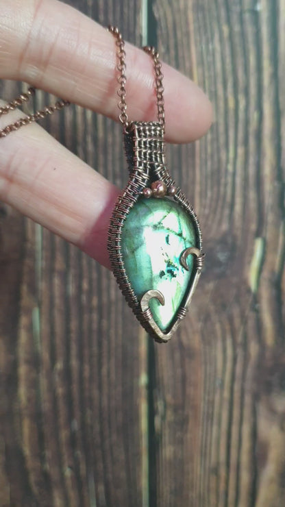 Antique style labradorite gemstone pendant