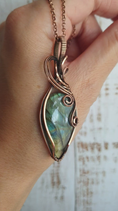 Antique style labradorite gemstone pendant